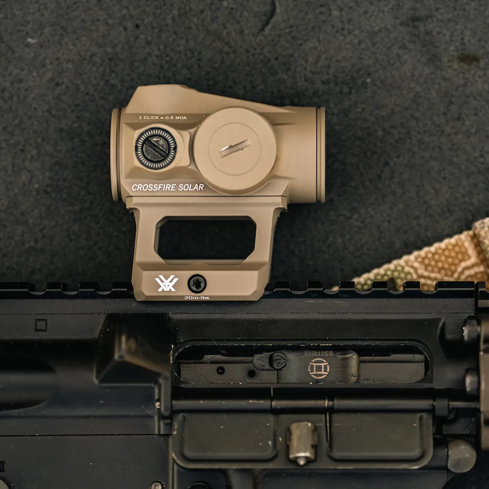 Kolimator Vortex Crossfire II Solar Red Dot Tan na montażu Lower 1/3 Co-Witness